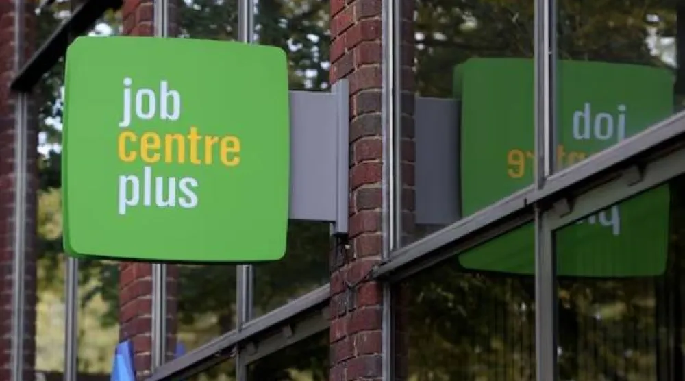 يمشي أشخاص بجانب مركز «جوب سنتر بلس» في لندن (رويترز)