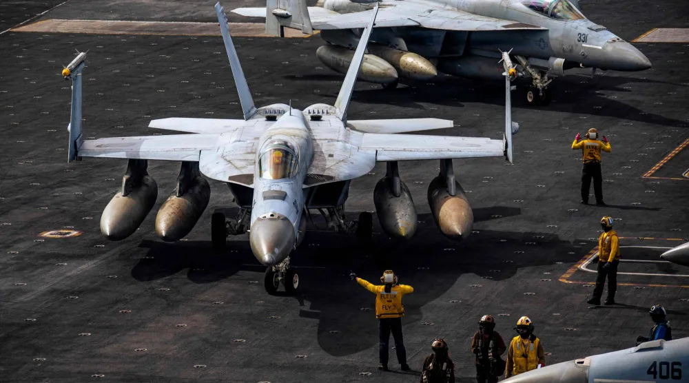 طائرات عسكرية أميركية تظهر على سطح أكبر حاملة طائرات في العالم وسط الحرب على إيران (أ.ف.ب)
