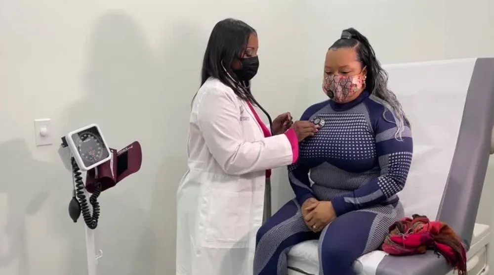  النساء اللواتي يبلغن سن اليأس قبل سن الأربعين أكثر عرضةً للإصابة بالنوبات القلبية (رويترز)