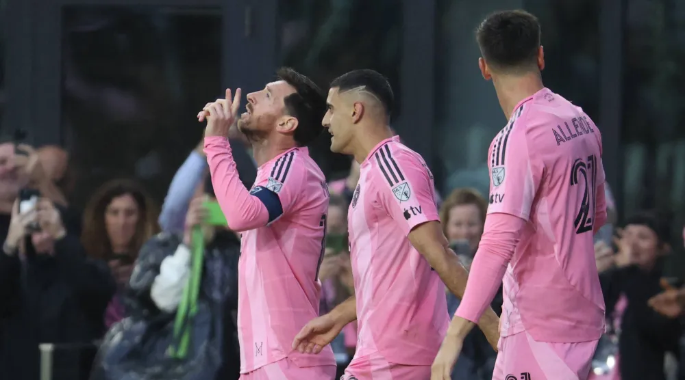 ميسي يحتفل مع زملائه (رويترز)