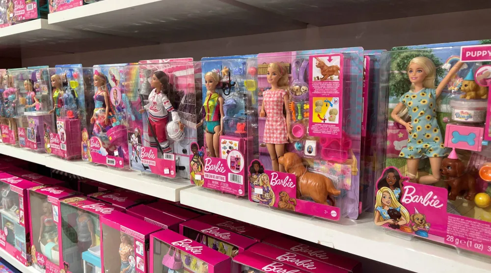 اللعب بـدمى «باربي» يمكن أن يحسّن بشكل كبير مهارات الأطفال الاجتماعية (رويترز)