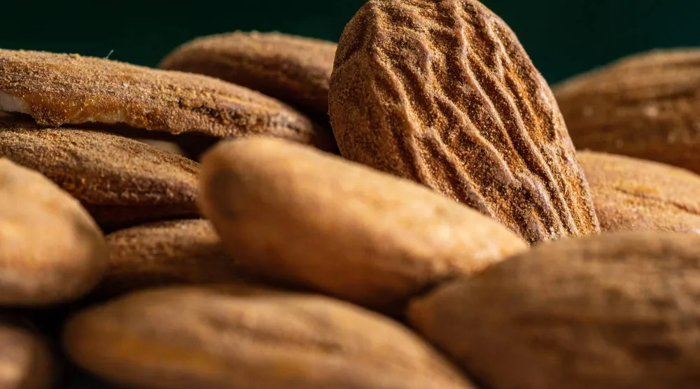 يحتوي اللوز على عناصر غذائية مفيدة تمنح الجلد مظهراً صحياً ونضارة ملحوظة (بيكسباي)