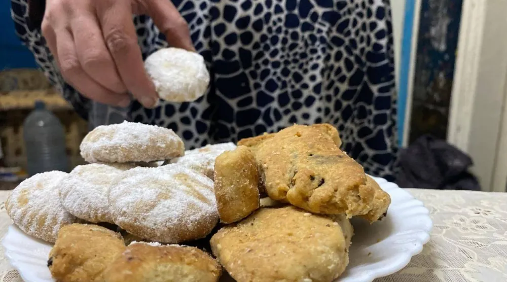 عادة ما يصنع كعك العيد بالمنزل لإضفاء أجواء الفرح والبهجة على المحتفلين (الشرق الأوسط)