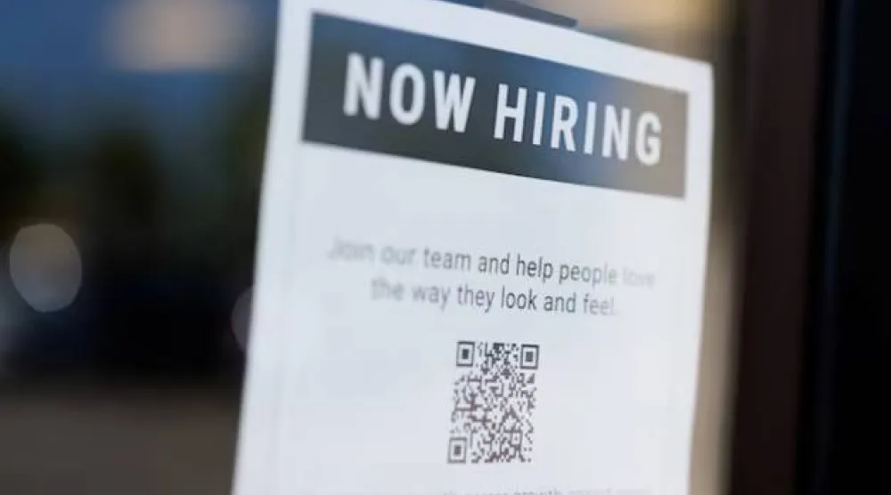 لافتة «نوظف الآن» في محل تجاري في إينسينيتاس بكاليفورنيا (رويترز)