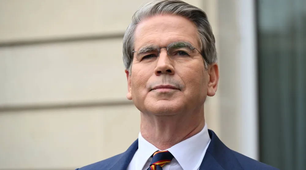 سكوت بيسنت خلال مؤتمر صحافي في مقر منظمة التعاون الاقتصادي والتنمية يوم 16 مارس 2026 (أ.ب)