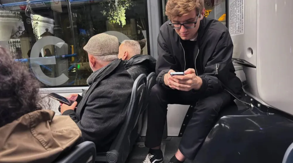 من المرجح أن يكون التمرير اللانهائي السبب الرئيسي وراء صعوبة توقفك عن التصفح (أ.ب)