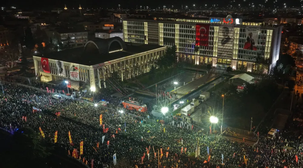 احتشد آلاف الأتراك في ميدان ساراتشهانه أمام مبنى بلدية إسطنبول ليل الأربعاء - الخميس في ذكرى اعتقال رئيس البلدية أكرم إمام أوغلو مطالبين بإطلاق سراحه (حزب الشعب الجمهوري - إكس)