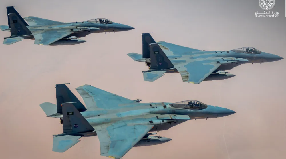 الدفاعات الجوية السعودية اعترضت 3 صواريخ باليستية و35 مُسيرة في الشرقية وميناء ينبع والرياض (وزارة الدفاع)