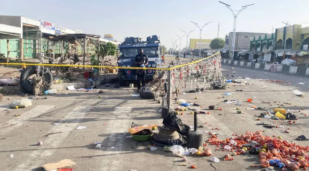شاحنة للشرطة النيجيرية خارج السوق في مدينة مايدوغوري بعد الانفجارات الانتحارية الثلاثاء الماضي (رويترز)