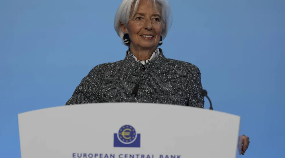 كريستين لاغارد تتحدث خلال مؤتمر صحافي بعد اجتماع مجلس إدارة البنك المركزي الأوروبي في فرنكفورت (إ.ب.أ)