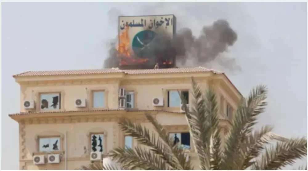 مقر «الإخوان» محترقاً في القاهرة صيف 2013 (غيتي)