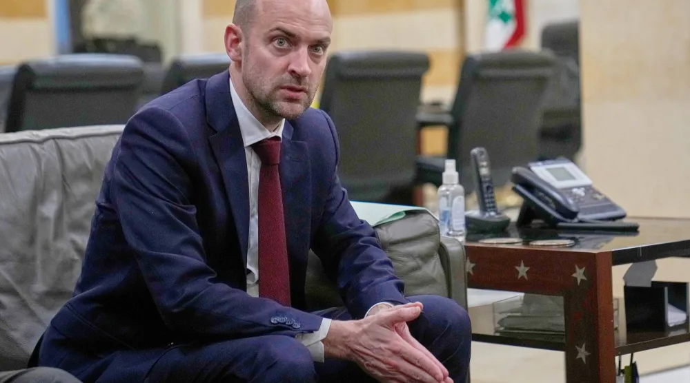 وزير الخارجية الفرنسية جان نويل بارو خلال زيارته رئيس الحكومة نواف سلام (أ.ب)