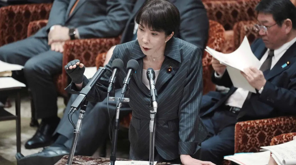 رئيسة الوزراء اليابانية ساناي تاكايتشي في كلمة أمام البرلمان بالعاصمة طوكيو 9 مارس الحالي (أ.ف.ب)