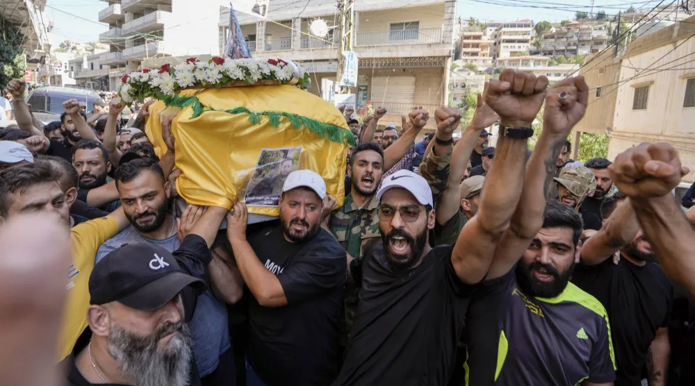 مناصرون لـ«حزب الله» يشيعون عنصراً قتل في غارات إسرائيلية على بلدة النبي شيت بالبقاع شرق لبنان (أ.ب)