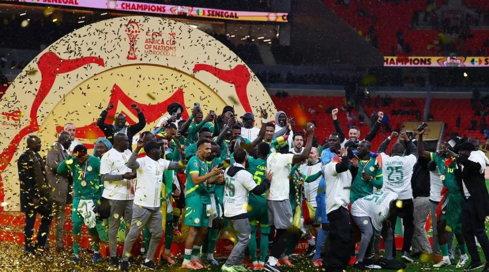 منتخب السنغال يحتفل بتتويجه بلقب كأس أمم أفريقيا (رويترز)