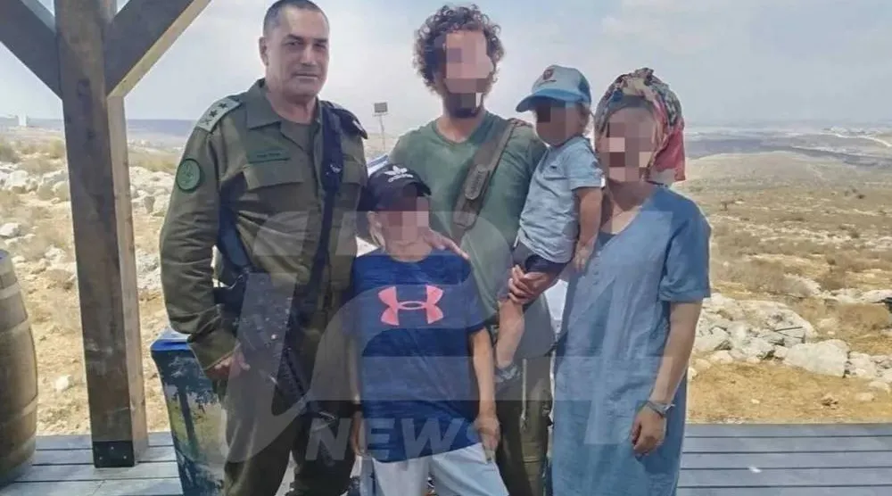 رئيس أركان الجيش الإسرائيلي يلتقي مستوطنين بالضفة الغربية في أغسطس الماضي (موقع آي 24 نيوز العبري)