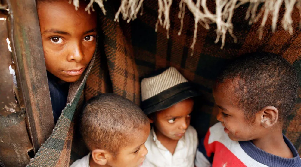 بينما يتراجع تمويل أعمال الإغاثة في اليمن تشهد البلاد زيادة في أعداد النازحين (رويترز)