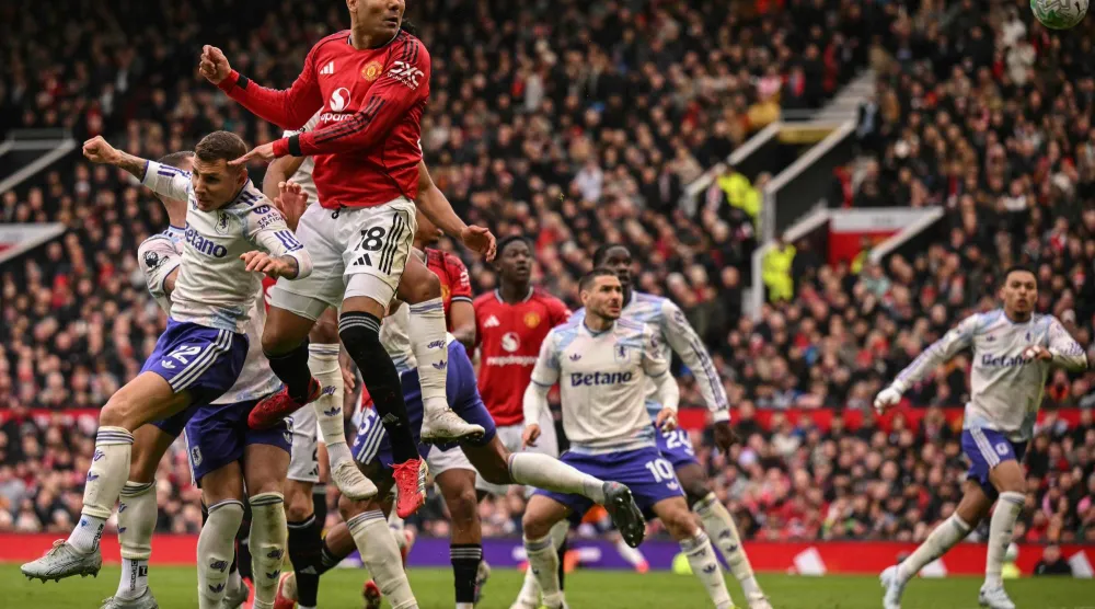 رأسية كاسيميرو تمنح مانشستر يونايتد التقدم في الفوز بثلاثية على أستون فيلا (أ.ف.ب)