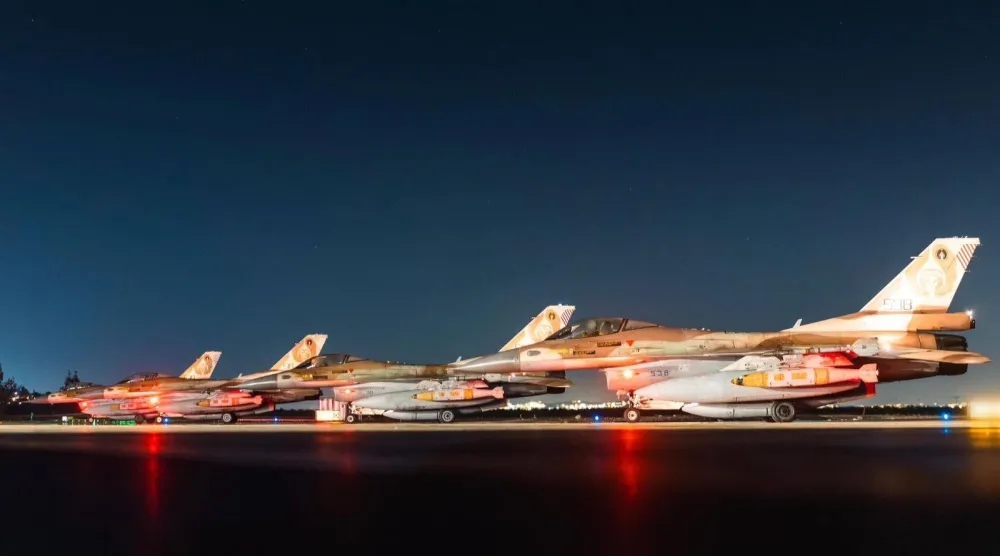 صورة نشرها الجيش الإسرائيلي من مقاتلات قبل تنفيذها غارات جوية في إيران أمس