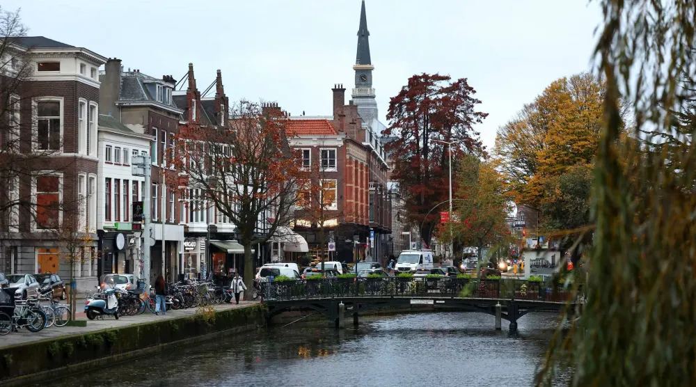 أشخاص يسيرون في لاهاي بهولندا 3 نوفمبر 2025 (رويترز)