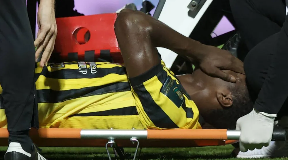 دومبيا متألماً بعد تعرضه للإصابة (تصوير: نايف العنزي) 