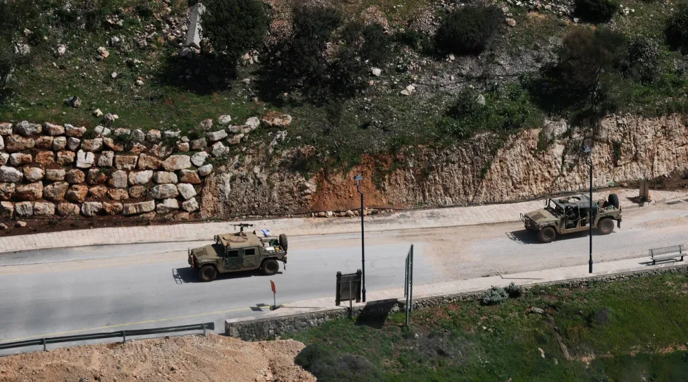 آليات عسكرية إسرائيلية على الجانب الإسرائيلي من الحدود مع لبنان (رويترز) 
