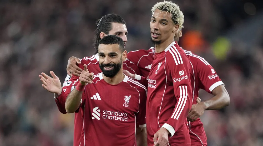 لاعبو ليفربول يهنئون صلاح بتسجيل الهدف الرابع في الانتصار على غلاطة سراي (د ب ا)