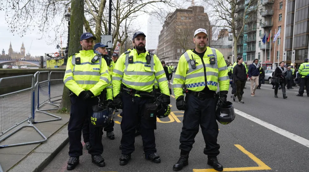 أفراد من الشرطة يقفون حراساً خلال مسيرة في وسط لندن ببريطانيا - 15 مارس 2026 (د.ب.أ)