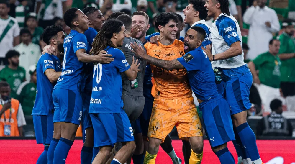 لاعبو الهلال يحتفلون مع بونو بعد الفوز على الأهلي (موقع النادي)