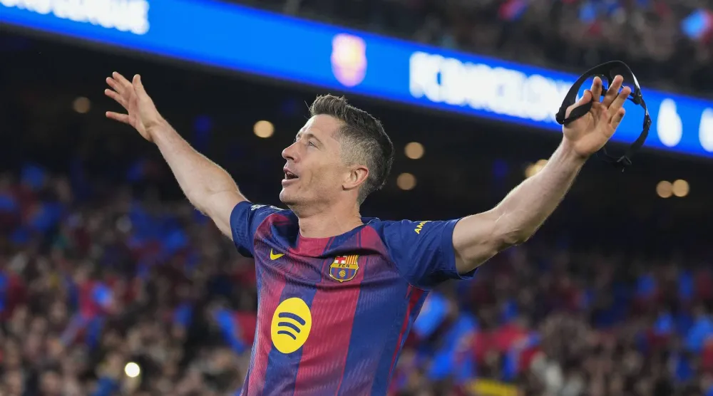 ليفاندوفسكي يحتفل بهدفه الأخير في نيوكاسل ضمن دوري الأبطال (إ.ب.أ)