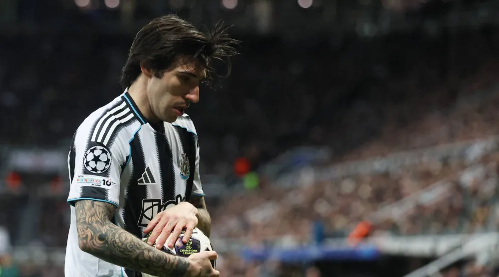 الإيطالي تونالي لاعب نيوكاسل (رويترز)