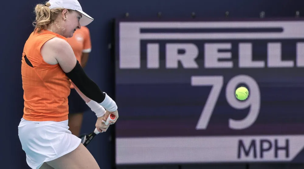 البريطانية فرانشيسكا جونز خلال المواجهة (إ.ب.أ)

