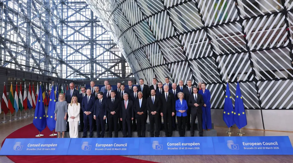 القادة الأوروبيون في لقطة جماعية على هامش قمتهم في العاصمة البلجيكية بروكسل (أ.ب)