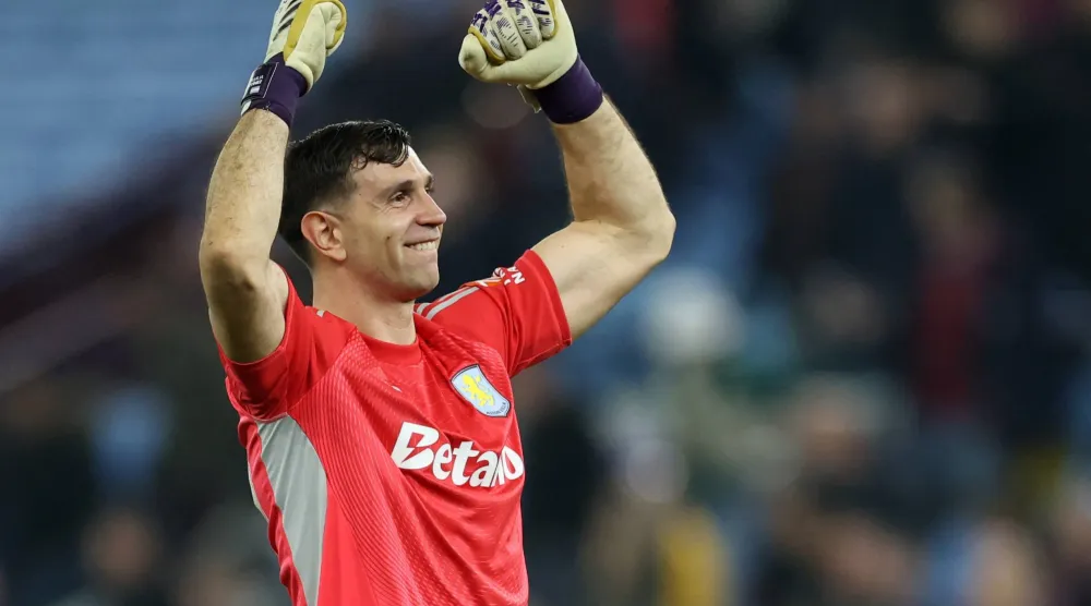 الأرجنتيني مارتنيز حارس أستون فيلا محتفلا بالتأهل (رويترز)