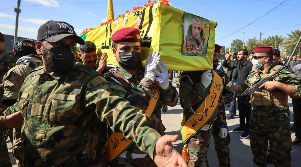 تشييع عنصر بـ«كتائب حزب الله» في بغداد بعد يوم من مقتله بضربة جوية في جنوب العراق يوم 4 مارس 2026 (أ.ف.ب)