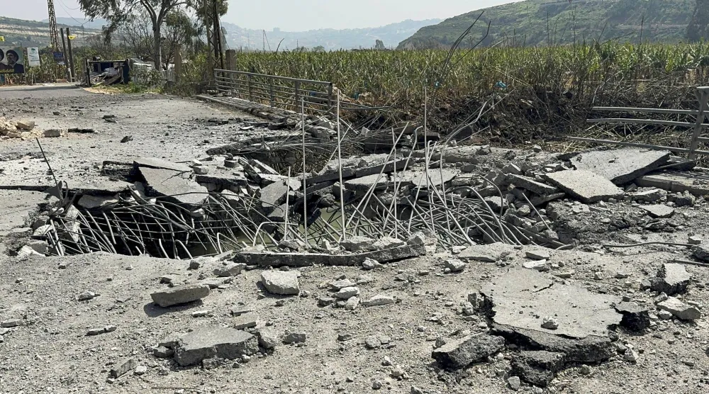جسر القاسمية على نهر الليطاني بعد تعرضه لقصف إسرائيلي أدى إلى قطع الطريق الساحلي بين جنوب الليطاني وشماله (رويترز)