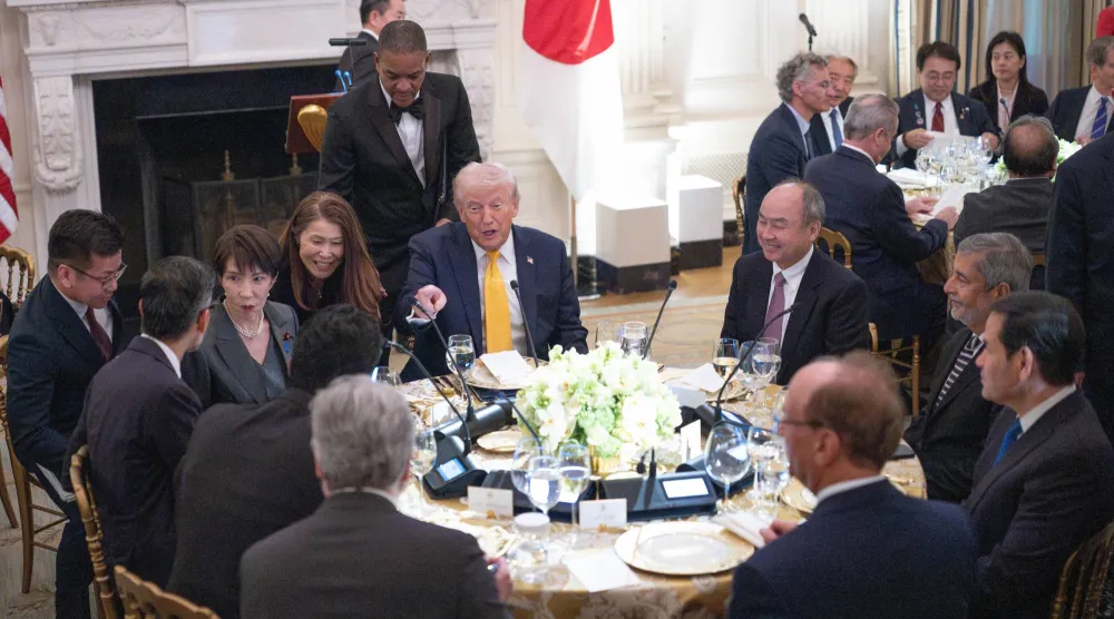 خلال العشاء في البيت الأبيض الذي جمع الرئيس الأميركي دونالد ترمب ورئيسة الوزراء اليابانية ساناي تاكايتشي (إ.ب.أ)