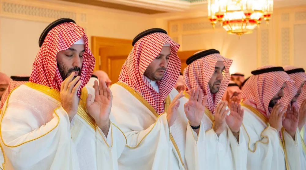 ولي العهد السعودي الأمير محمد بن سلمان لدى أدائه صلاة عيد الفطر في المسجد الحرام (واس)