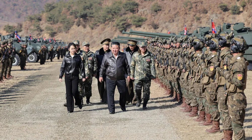 الزعيم الكوري الشمالي كيم جونغ أون وابنته كيم جو آي خلال زيارتهما لقاعدة تدريبية في بيونغ يانغ 20 مارس 2026 (أ.ف.ب)