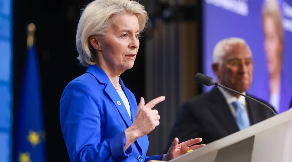 رئيسة المفوضية الأوروبية أورسولا فون دير لاين تتحدث بينما يستمع رئيس المجلس الأوروبي أنطونيو كوستا خلال مؤتمر صحافي في نهاية اجتماع رسمي لأعضاء المجلس الأوروبي في بروكسل بلجيكا 20 مارس 2026 (إ.ب.أ)