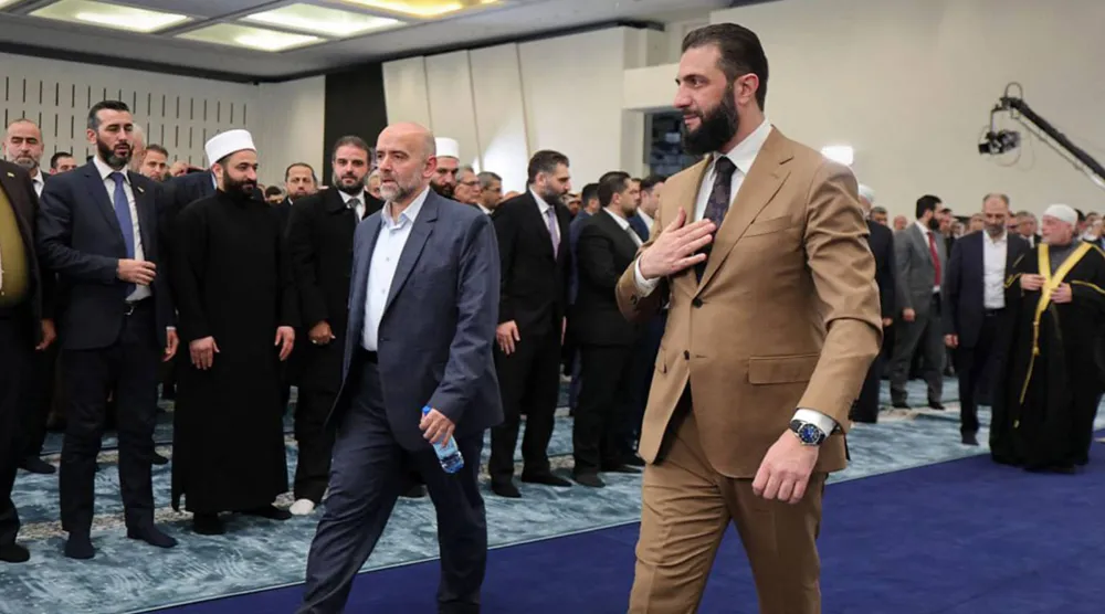 الرئيس السوري أحمد الشرع يصل لحضور صلاة الفجر بمناسبة عيد الفطر في دمشق 20 مارس 2026 (أ.ف.ب)
