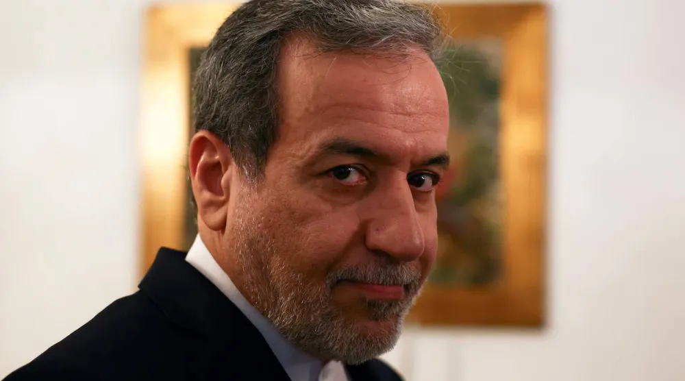 وزير الخارجية الإيراني عباس عراقجي يُدلي بتصريح صحافي في لشبونة، البرتغال 27 نوفمبر 2024 (رويترز)