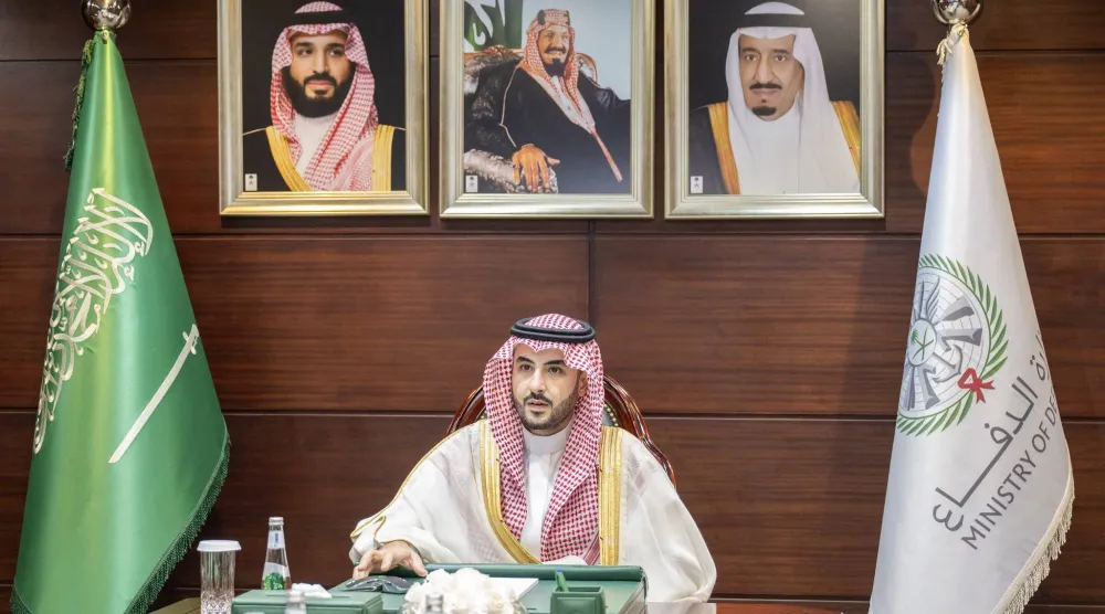 الأمير خالد بن سلمان لدى لقائه قادة وكبار المسؤولين في وزارة الدفاع عقب صلاة العيد (الوزارة)