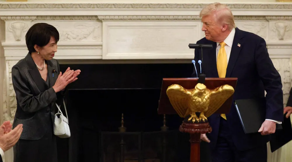 الرئيس الأميركي دونالد ترمب خلال استقبال رئيسة الوزراء اليابانية ساناي تاكايتشي في البيت الأبيض مساء الخميس (رويترز)