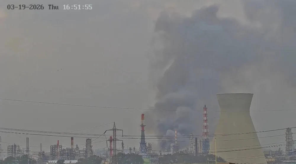 لقطات من فيديو تظهر تصاعد الدخان من مصفاة حيفا الإسرائيلية بعد هجوم إيراني... في حيفا بإسرائيل 19 مارس 2026 (رويترز)