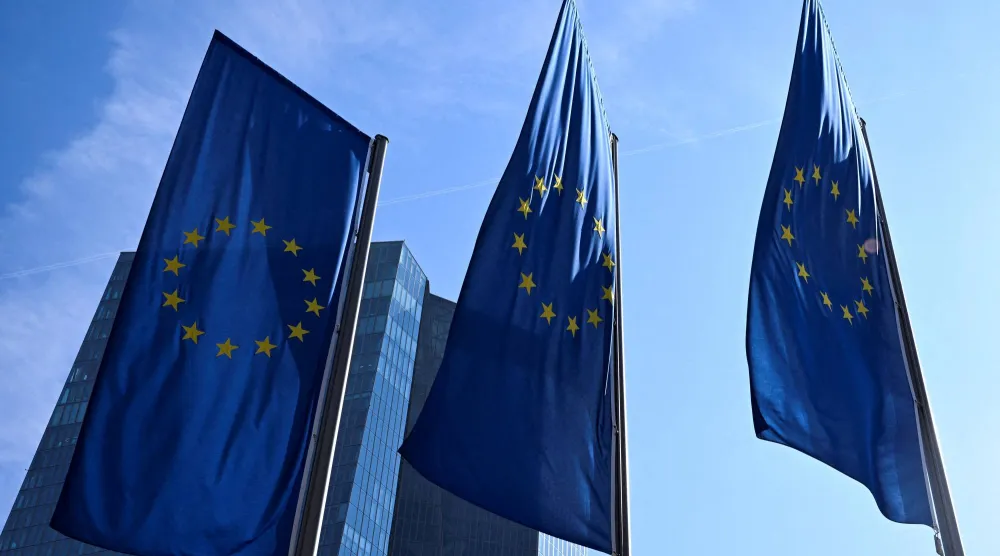 أعلام ترفرف أمام مقر البنك المركزي الأوروبي (رويترز)