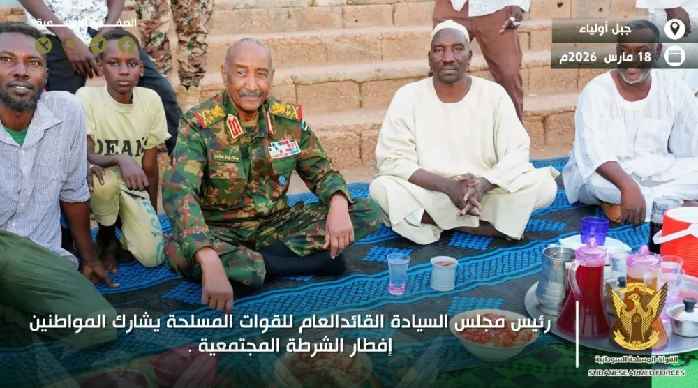 قائد الجيش السوداني عبد الفتاح البرهان قائد في إفطار جماعي مع منتسبي الشرطة المجتمعية أواخر رمضان (القوات المسلحة السودانية - فيسبوك)
