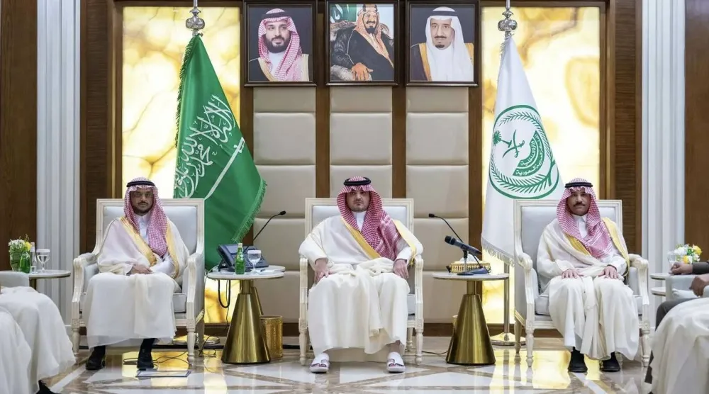 وزير الداخلية الأمير عبد العزيز بن سعود بن نايف لدى لقائه عدداً من كبار مسؤولي الوزارة والقطاعات الأمنية (واس)
