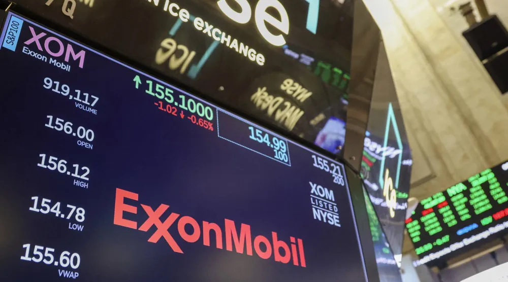 شاشة تعرض سعر سهم «إكسون موبيل» في قاعة تداول بورصة نيويورك (إ.ب.أ)