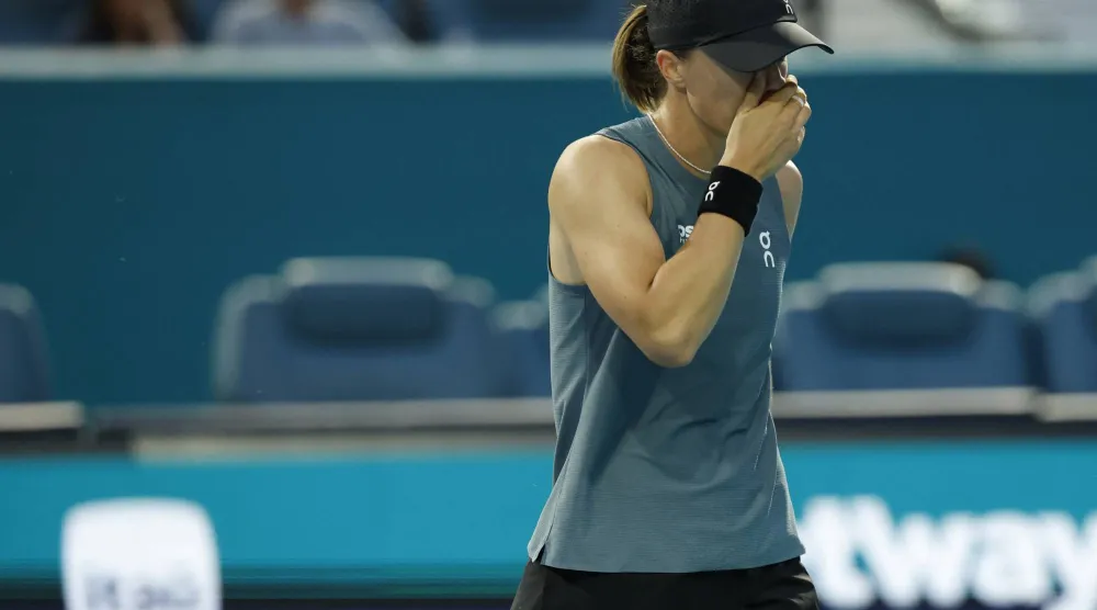 إيغا شفيونتيك ودعت «ميامي» مبكراً (رويترز)